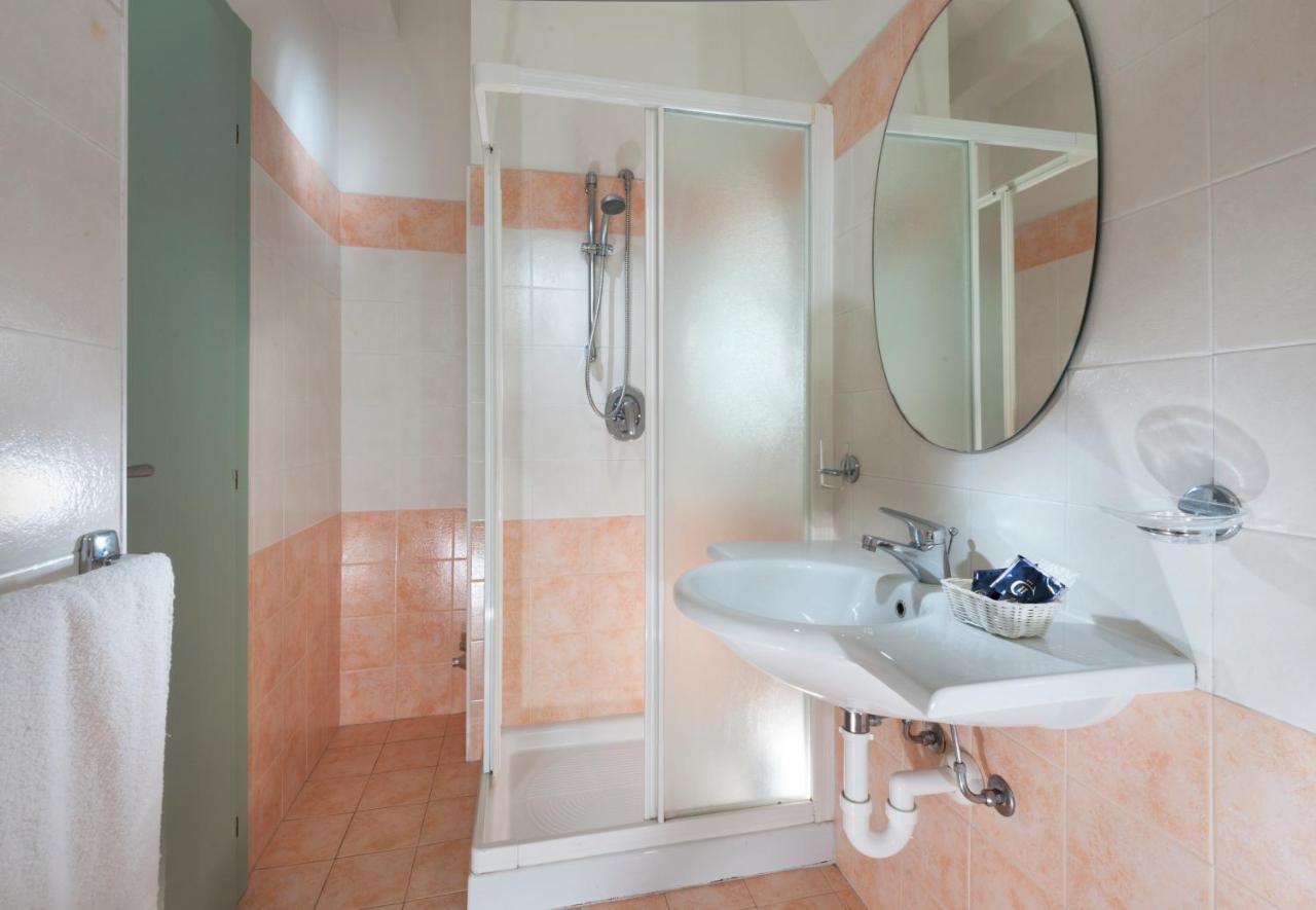 Hotel Caravel Misano Adriatico Esterno foto